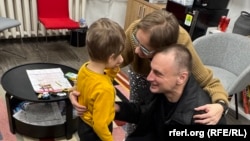 Gazetari i Shërbimit të Bjellorusisë të Radios Evropa e Lirë, Andrei Kuznechyk, gjatë takimit me familjen e tij në Vilnius, Lituani, më 12 shkurt 2025.
