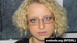 Юлія Сьцяпанава пасьля нападу, калі невядомы адрэзаў ёй валасы