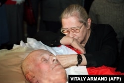Bonner își ia rămas bun de la soțul său. Moscova, 17 decembrie 1989. Până la moartea sa, în 2011, soția savantului și-a continuat activitatea de militant pentru drepturile omului, contribuind la înființarea Fundației Saharov.