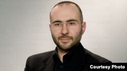 Диригентот Сашо Татарчевски.