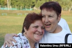Buza Feonia și Valentina Ursu, în timpul campaniei „Aici e Europa Liberă”