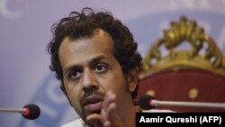 Pakistanski novinar Taha Sidiki priča sa reporterima pošto ga je napao naoružani muškarac u Islamabadu, 10. januara. Od tada je napustio Pakistan.