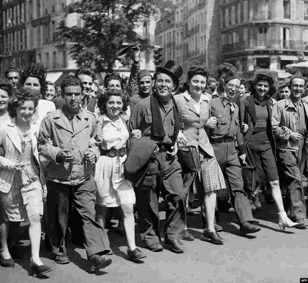 Paradë spontane e parisienëve që marshojnë në rrugët e kryeqytetit francez.