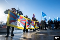 Тибетські та уйгурські активісти влаштували акцію протесту біля будівлі ООН у Женеві у січні 2024 року