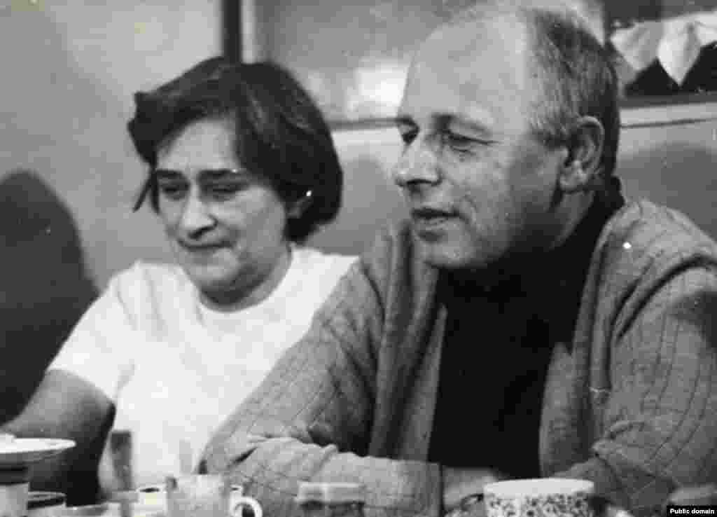 Andrei Saharov și Elena Bonner în Crimeea, în 1975.