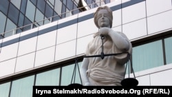 Статуя Феміди біля Апеляційного суду Києва