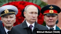Президент России Владимир Путин на фоне ветеранов войны 9 мая 2021 г.