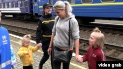 Katerina și copiii ei ajung la Mukacevo, în vestul Ucrainei, cu ajutorul grupului umanitar Proliska.
