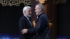 Candidatul Saeed Jalili (left), de linie dură, îi strânge mâna candidatului reformist Masud Pezeshkian, după o dezbatere televizată din 1 iulie. 