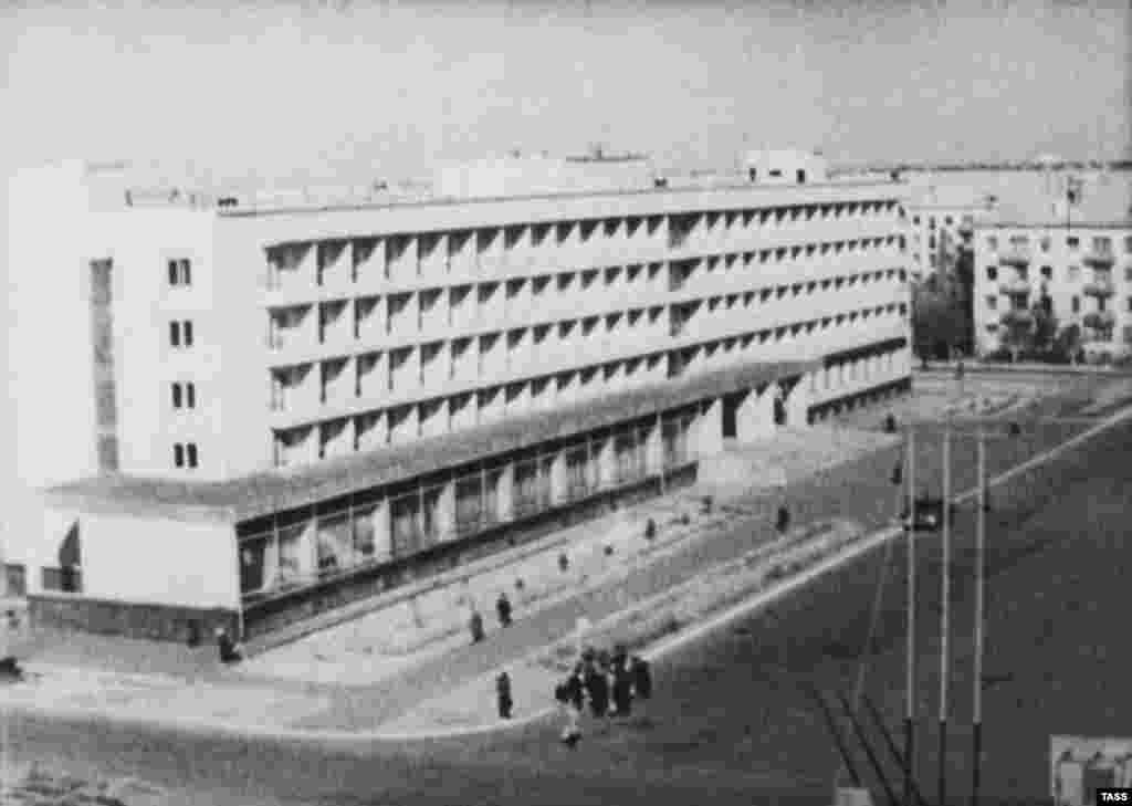 Centar grada Bajkonur, koji se tada zvao Lenjinsk, izgrađen je zarad lansiranja operacija. Nenaseljena ravna okolina omogućavala je dalekosežnu radio komuniakciju. Takođe, rizik da civili pronađu mesto bio je jako mali, a blizina ekvatoru omogućavala je korišćenje sile zemljine rotacije prilikom lansiranja raketa. 
