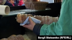 „Trdelnik”, în piața Staromestska din Prague, o „specialitate” care nu are nimic tradițional cehesc. 