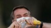 Brazília akkori elnöke, Jair Bolsonaro támogatóit köszönti a Covid–19-világjárvány idején az Alvorada-palota erkélyéről 2020. július 24-én