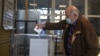 Një qytetar duke votuar në referendumin e Serbisë më 16 janar.
