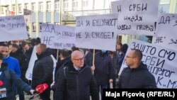 Goran Rakiq, Ministër për Komunitete dhe Kthim merr pjesë në protestën ndaj vendimit për moslejimin e mbajtjes së referendumit serb në Kosovë.