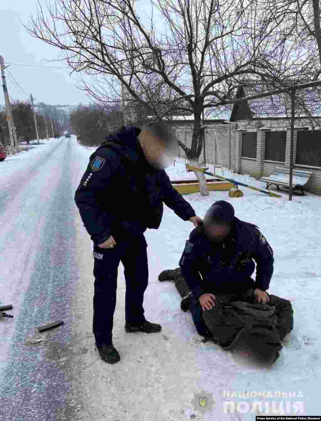 Ukrán rendőrök letartóztatják Artemij Rjabcsukot, azt az ukrán sorkatonát, aki agyonlőtte öt társát és megsebesített további ötöt a kelet-ukrajnai Dnyipro gépgyártó üzemében január 27-én