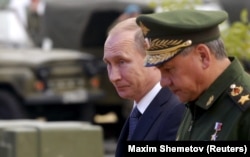 Presidenti rus, Vladimir Putin, dhe ministri rus i Mbrojtjes, Sergei Shoigu. Fotografi nga arkivi.