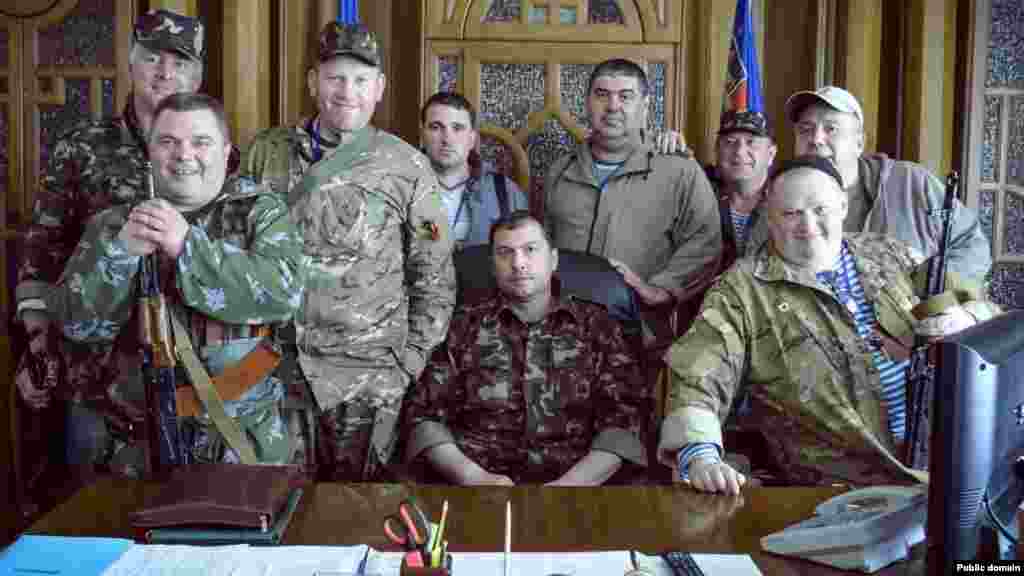Валерий Болотов, 1970-2017. Болотов (в центре) родился в России и служил в советской армии. В 2014 году, когда Восточную Украину охватили волнения, он работал на шахте в Луганской области. В апреле 2014 года его назначили лидером квазигосударственного образования &laquo;Луганская народная республика&raquo;. С этой должности он ушел в августе того же года из-за разногласий внутри руководства &laquo;ЛНР&raquo;. В январе 2017 года Болотов умер в своем доме в Москве после встречи с двумя мужчинами, с которыми выпил чашку кофе.&nbsp;По словам его вдовы, Болотову стало плохо сразу после встречи в кафе. За несколько часов до смерти он неоднократно повторял: &laquo;Зачем я выпил этот кофе?&raquo; Мужчина, стоящий на фотографии справа от Болотова, &mdash;&nbsp; Геннадий Цыпкалов, он умер при туманных обстоятельствах незадолго до смерти Болотова