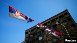 Flamuj të Serbisë të vendosur në qytetin e Mitrovicës. Foto nga arkivi. 