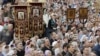 Участники молитвенного стояния у Храма Христа Спасителя в Москве