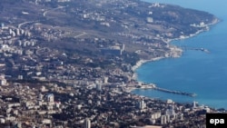 Ialta văzută de pe vârful muntelui Ai-Petri, 1 aprilie 2014