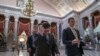 Kryetari i Dhomës së Përfaqësuesve, republikani Mike Johnson, duke shkuar në Dhomën e Përfaqësuesve, ku republikanët dështuan ta kalojë një projektligj për ndihma vetëm për Izraelin. Fotografi nga arkivi.