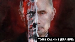 Un poster care îl înfățișează pe președintele rus Vladimir Putin, asemănat cu dictatorul nazist Adolf Hitler, este afișat în timpul unui protest în fața ambasadei ruse din Letonia, la Riga, 17 martie 2022.