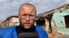 Voluntarul Yevhen Tkachov livrează ajutor umanitar locuitorilor rămași în orașul Siversk.
