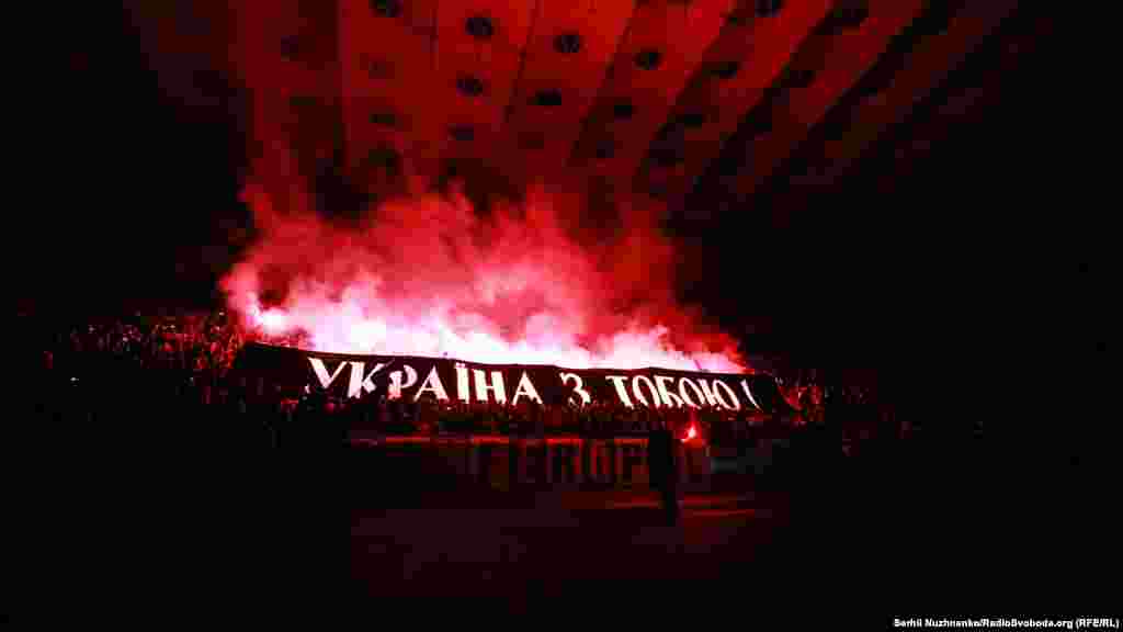 50-й день голодовки. На стадионе &laquo;Олимпийский&raquo; в Киеве активисты устроили огненное шоу в поддержку режиссера. Когда погас свет, они подсветили фаерами баннер &laquo;Украина с тобой!&raquo;, выкрикивая: &laquo;Свободу Олегу Сенцову&raquo; и &laquo;Крым &ndash; это Украина&raquo;.