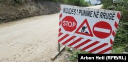 Një shenjë në afërsi të Manastirit të Deçanit, që paralajmëron punimet në rrugë/