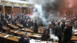 Protestë me bomba tymuese në Kuvendin e Serbisë