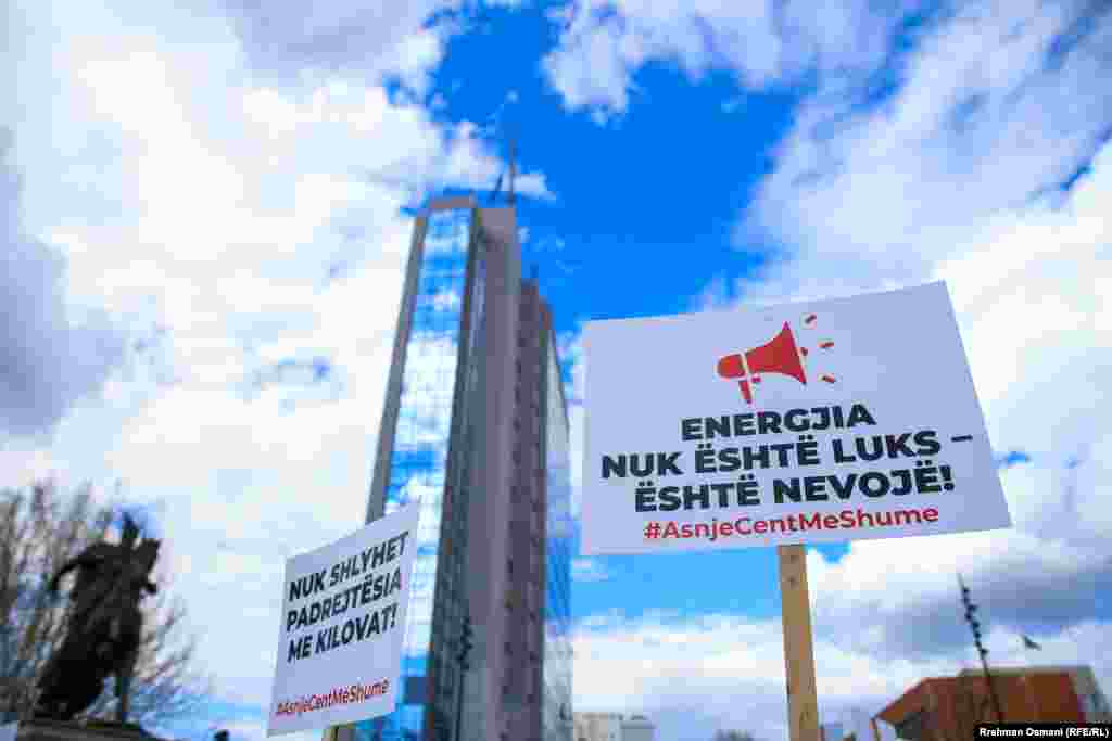 Organizatorët e protestës thanë se në kohën kur është paralajmëruar një valë e shtrenjtimit të produkteve ushqimore dhe të shërbimeve, qytetarët e Kosovës nuk meritojnë që të paguajnë asnjë taksë më shtrenjtë. 