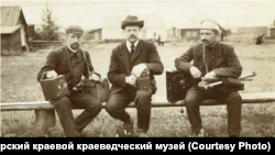 Wonago (középen) fotós barátival a Shira-tónál 1908-ban.