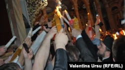 Focul sacru în Biserica Sfântului Mormânt din Ierusalim