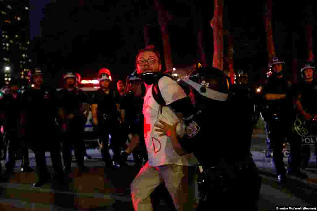 În timpul protestelor din Brooklyn, New York, 3 iunie