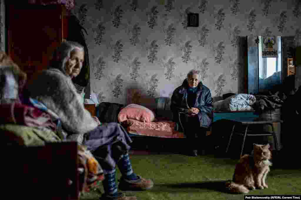 Raisa Kazakova își împarte apartamentul cu alți nouă pensionari ale căror case au fost distruse.