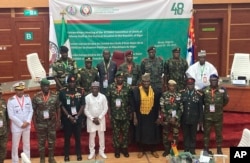 Šefovi odbrane iz Ekonomske zajednice zapadnoafričkih država (ECOWAS), isključujući Mali, Burkinu Faso, Čad, Gvineju i Niger, poziraju za grupnu fotografiju tokom vanrednog sastanka u Abudži 4. avgusta.