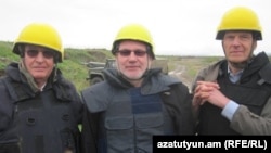 Արխիվ -- Մինսկի խմբի համանախագահները հատում են ղարաբաղաադրբեջանական շփման գիծը, հոկտեմբերի 22, 2011