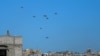 Ndihmat duke rënë në veri të Rripit të Gazës pasi u hodhën nga ajri nga avionët amerikanë dhe jordanezë, 5 mars 2024.