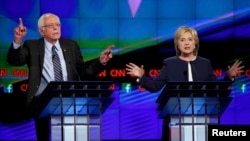 Hillary Clinton dhe Bernie Sanders gjatë një debati të mëparshëm të kandidatëve presidencialë demokratë 