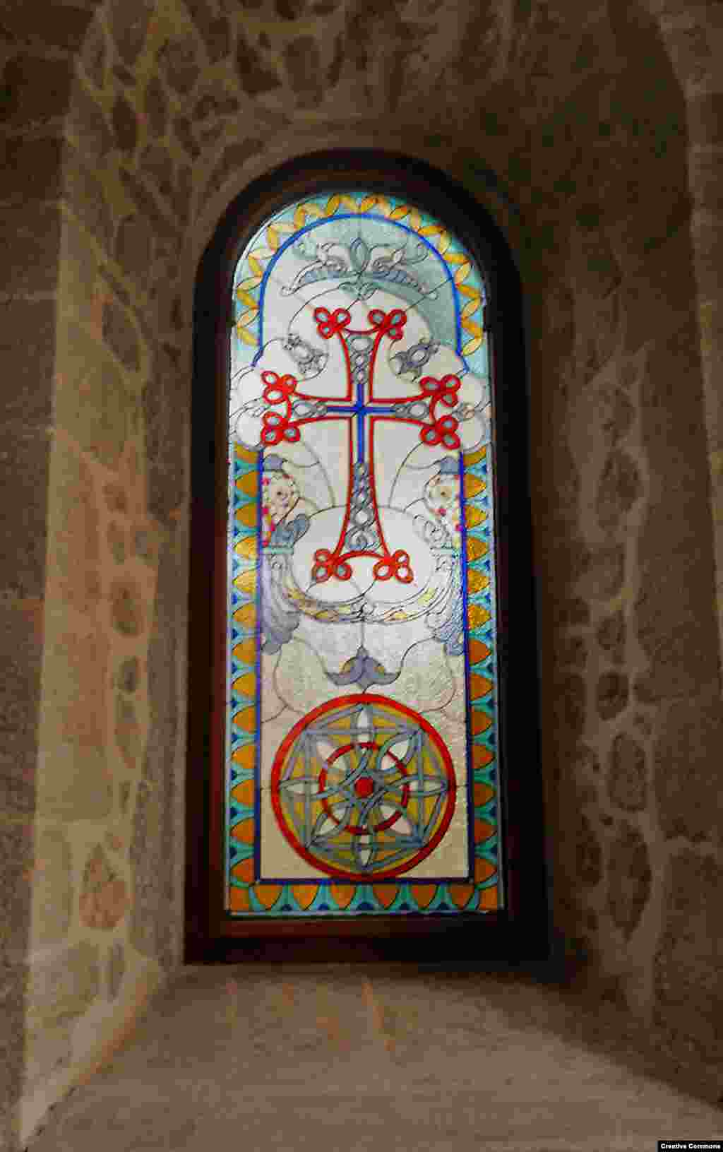 Lumina se răsfrânge printr-un vitraliu în Kanach Zham. Biserica a fost construită în 1818. &nbsp;