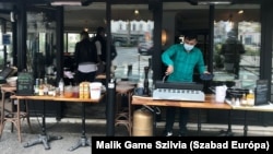 Palacsintát sütnek egy bezárt brasserie előtt: szigorúan elvitelre