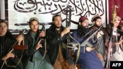 Pakistanski talibani koji su, prema nepotvrđenim informacijama, učestvovali u napadu na školu u Pešavaru fotografisani na nepoznatoj lokaciji