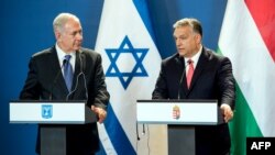 Premierul israelian, Benjamin Netanyahu (stânga), și omologul său ungar, Viktor Orbán, susțin o conferință de presă comună la Budapesta, în 2017