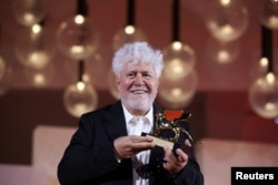 Алмодовар с наградата „Златен лъв“ на кинофестивала във Венеция, 7 септември 2024 г.