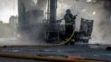 Пожарный тушит огонь на газовой станции в Сумах после российской атаки 15 августа
