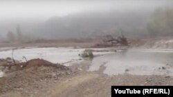 Коритото на Вит край строежа на магистрала "Хемус" представлява "лунен пейзаж", разоран от тежка техника над моста "Боаза", по посока на Тетевен", констатира "Балканка"