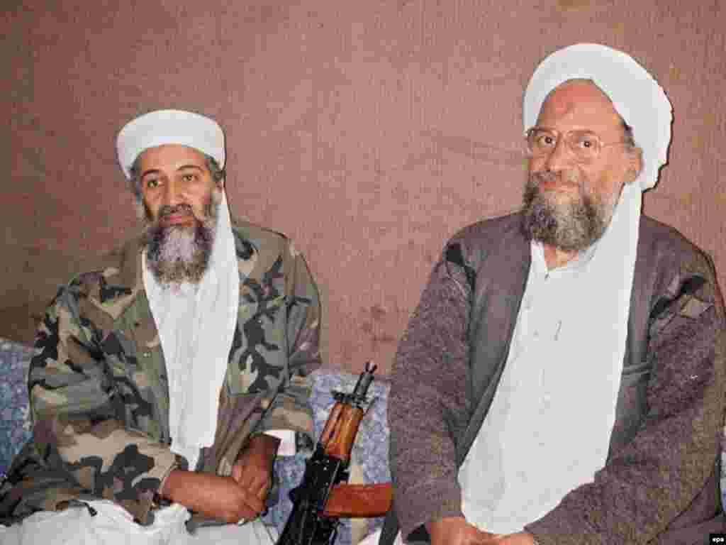 2001-nji ýylyň noýabr aýynda düşülen bu suratda Osama bin Laden özüniň orunbasary Aýman al-Zawahri bilen Owganystanda gizlin bir ýerde otyr.
