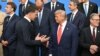 Secretarul general NATO Mark Rutte (stânga) discutând cu președintele SUA Donald Trump la summitul de la Haga. 