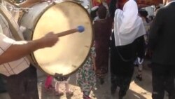 Таџикистанскиот претседател во улога на стројник