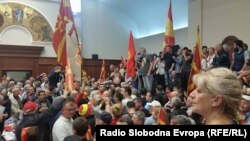 Скопје - Демонстрантите од иницијативата „За заедничка Македонија“ влегоа во Собранието на Македонија на 27.04.2017